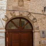...caratterizzato per la presenza di Palazzo Monacelle. Questo edificio oggi ospita una biblioteca ma alla fine del 700 fu la sede del primo conservatorio della terra di Bari